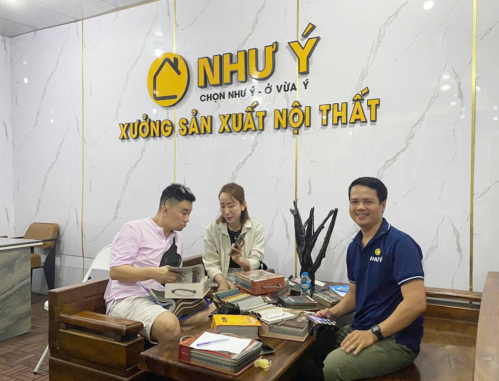 Vợ chồng chị Tâm Hỷ – Bình Tân chốt đơn “siêu xịn”: giường bọc nệm, sofa và bàn trà tại Như Ý Funi.