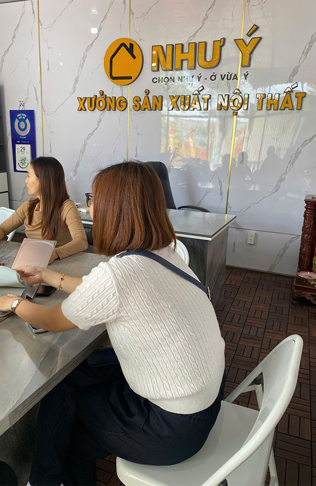 Chị Tuyết Anh cùng em trai từ Biên Hòa lên tận xưởng Như Ý Funi – Chốt liền tay 2 giường bọc nệm cao cấp